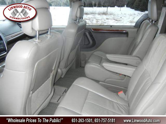 Title #www.dealerpacim.net/vehicle_images/mnlinwood/0022673/00130_2011-chrysler-town-country-22673.jpg